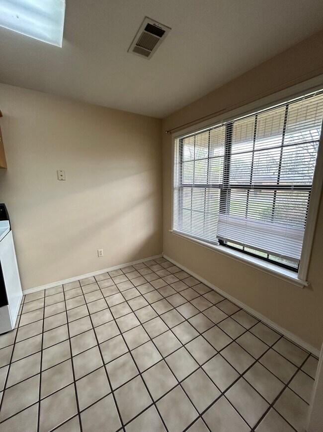 Building Photo - 1404 S Commerce Ave