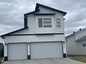 Building Photo - 4-bedroom, 3.5-bathroom West Fargo Single-Family Home w/ 3 Stall Garage