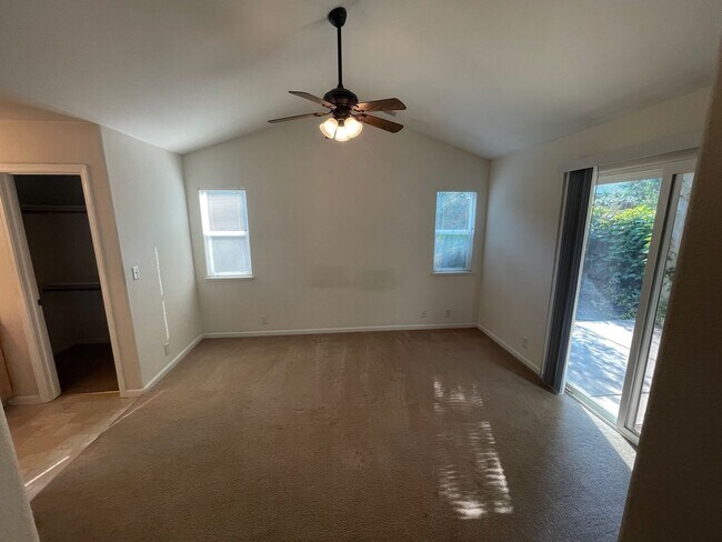 Building Photo - Large 3 Bed 2 Bath Home With Fenced Backyard and Private Garage!