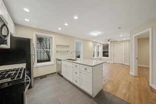 Building Photo - 1548 N Honore St