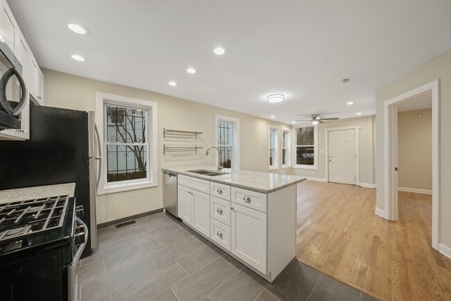 Building Photo - 1548 N Honore St