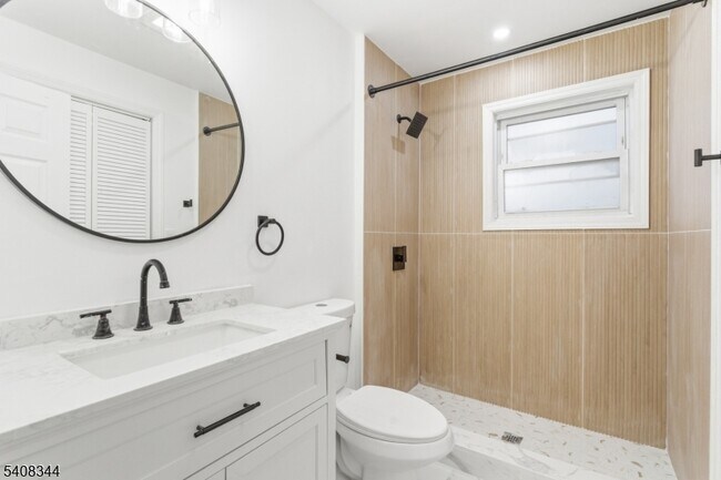 Building Photo - 528 S 13th St