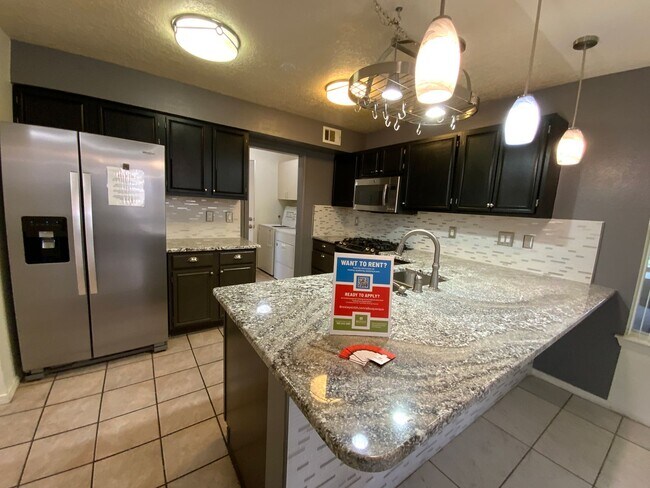 Building Photo - 3 Bedroom Home Available Near Golf Course ...