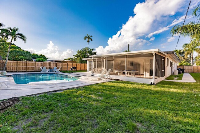 Building Photo - 716-720 Southwest 14th Court-SI FL1-ID1475646P