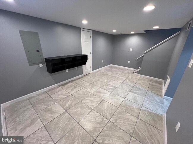 Building Photo - 5804 Shoshone Dr
