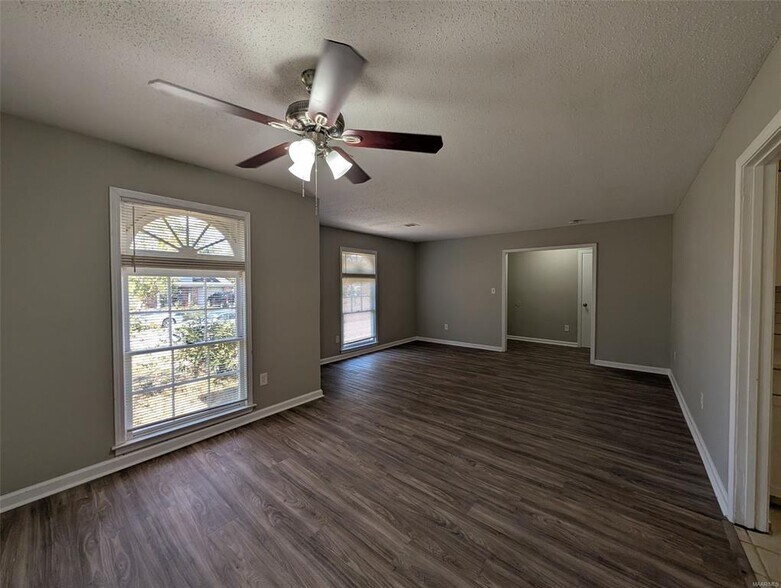 Building Photo - 2125 Edinburgh Dr