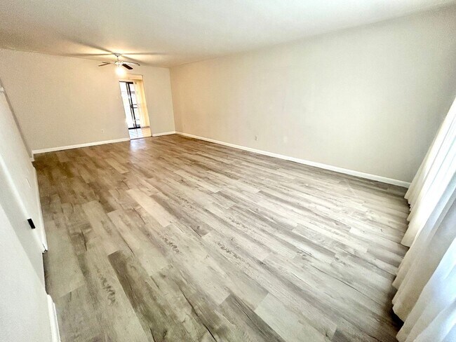 Building Photo - 4 Bedroom Ranch House - Prime Location Min...