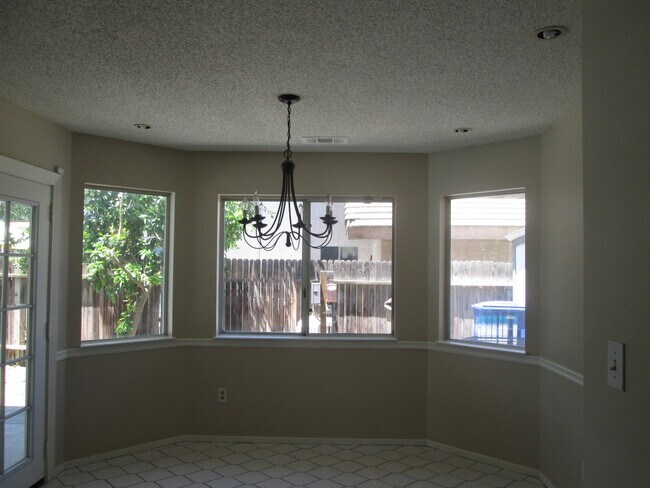 Building Photo - Northwest Home with Pool