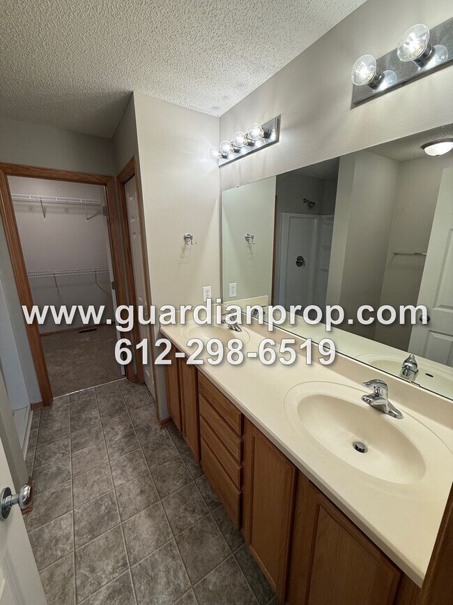 Building Photo - Townhouse in The Lakes of Blaine Available Now, New Appliances & Carpet, Bonus Room, Balcony