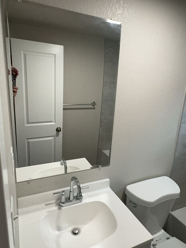 Building Photo - Utilities Included - 1 Bed 1 Bath Apartment