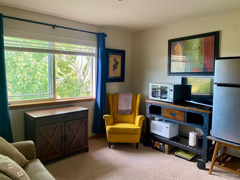 Studio living room - 902 Golden Pheasant Dr