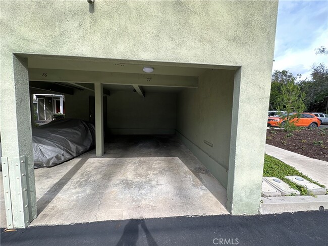 Building Photo - 700 E Lake Dr