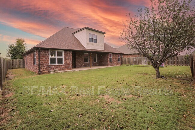 Building Photo - 2202 SW Tupelo Ave