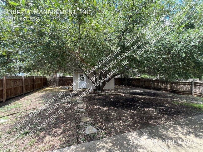 Building Photo - Spacious 3 Bed 2.5 Bath Home in Gated Comm...