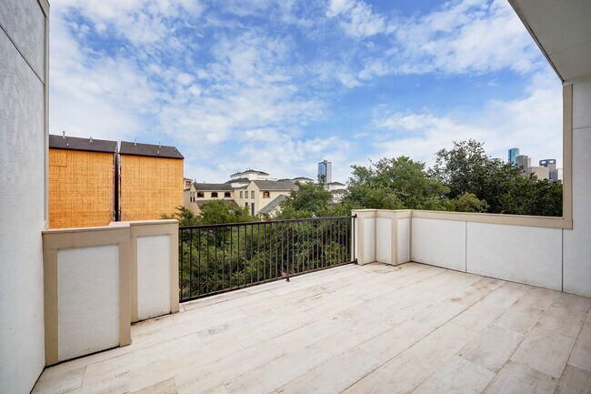 Building Photo - 609 W Pierce St