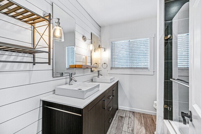 Building Photo - Now Leasing – Fully Updated Scottsdale Home!