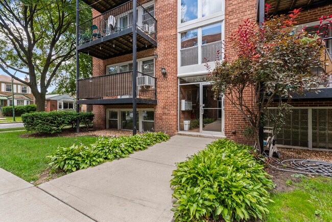 Building Photo - 2624 W Catalpa Ave