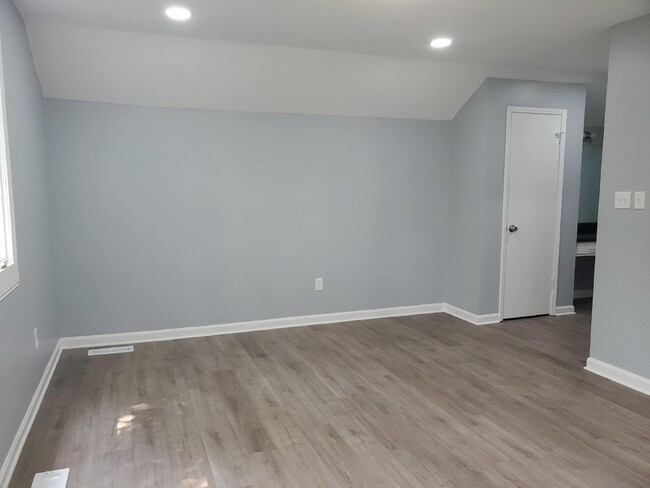 Building Photo - 1/2 off 1st months Rent move in special!!!...