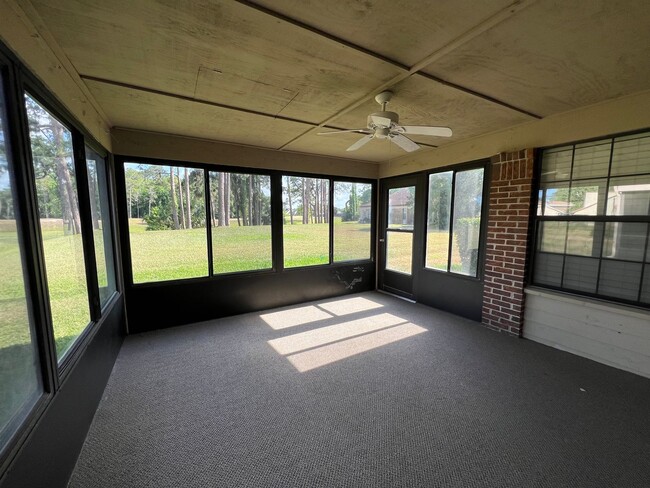 Building Photo - Beautiful 3 bed 2.5 bath townhome