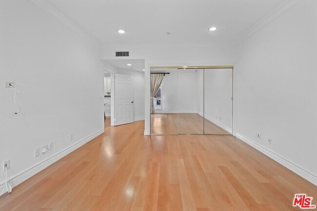 Building Photo - 121 N Almont Dr