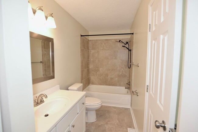 Building Photo - Updated Townhome in Larkspur Meadows