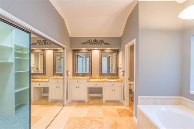 Building Photo - 3913 Overlake Dr