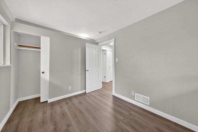 Building Photo - 120 Mc Alpine Dr
