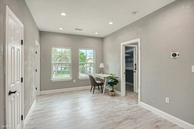 Building Photo - 3 br, 2 bath House - 1914 Burlington Boule...