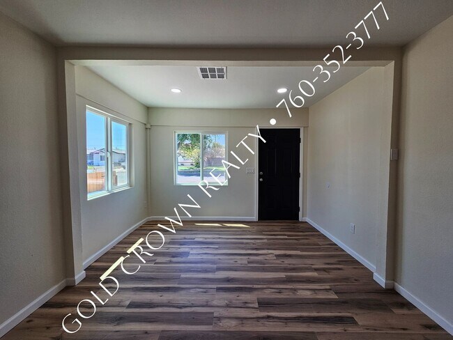 Building Photo - 1070 W Euclid Ave
