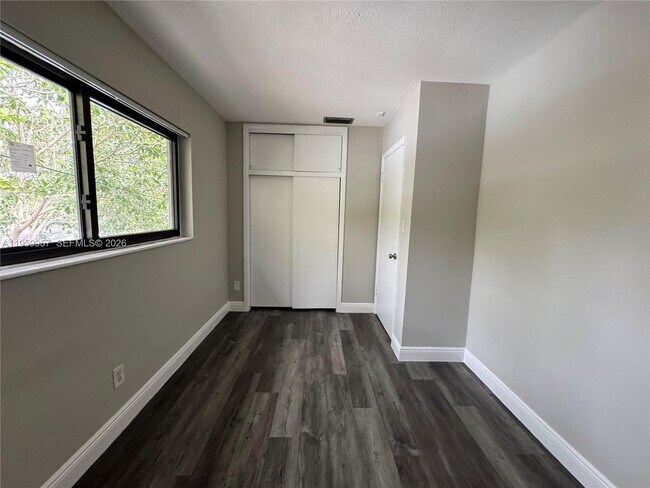 Building Photo - 1041 SW 15th Ave