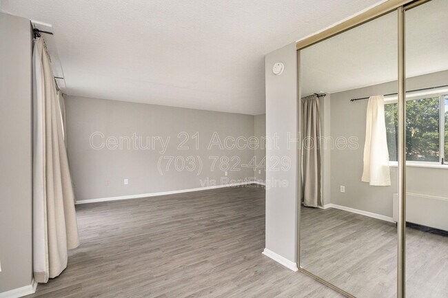 Building Photo - 2059 Huntington Ave