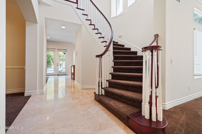 Building Photo - 6077 Mandeville Pl