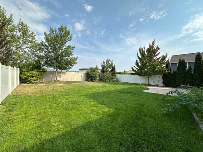 Building Photo - Cda Place Home