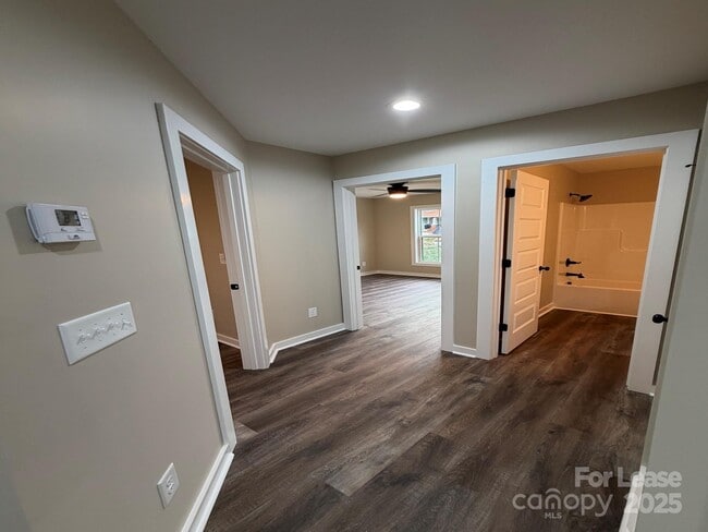 Building Photo - 620 W Bell St