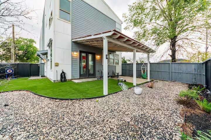 backyard - 2802 Campbell St