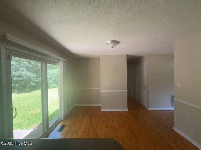 Building Photo - 203 King Richard Ct