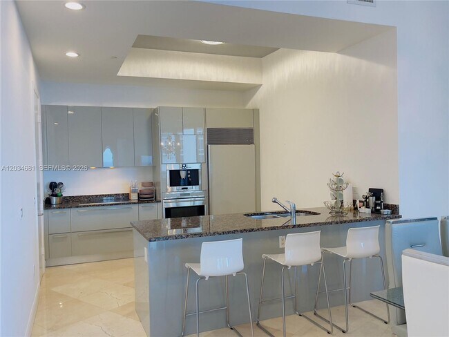 Building Photo - 16001 Collins Ave