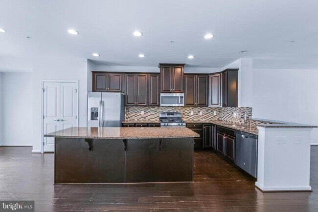 Building Photo - 5365 S Center Dr