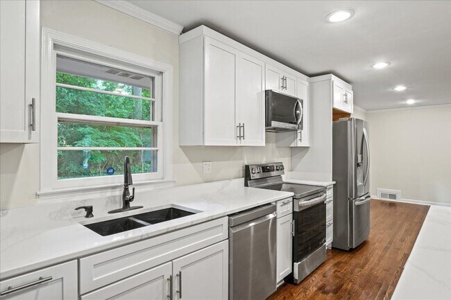 Building Photo - 2038 S Akin Dr