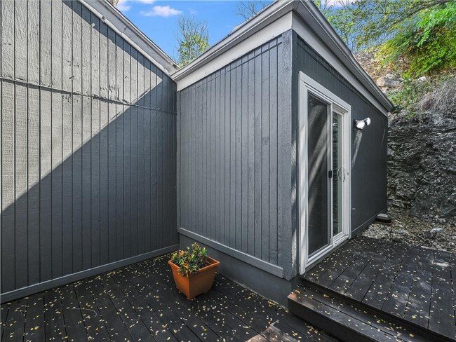 Building Photo - 6911 Thorncliffe Dr