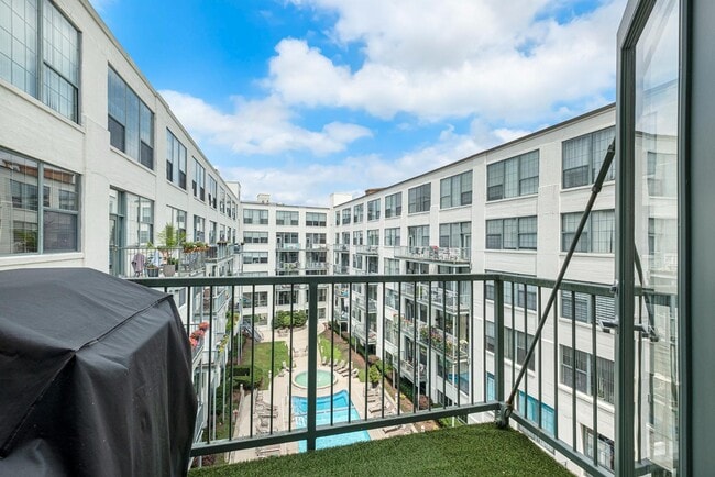Building Photo - 940 Monroe Ave NW
