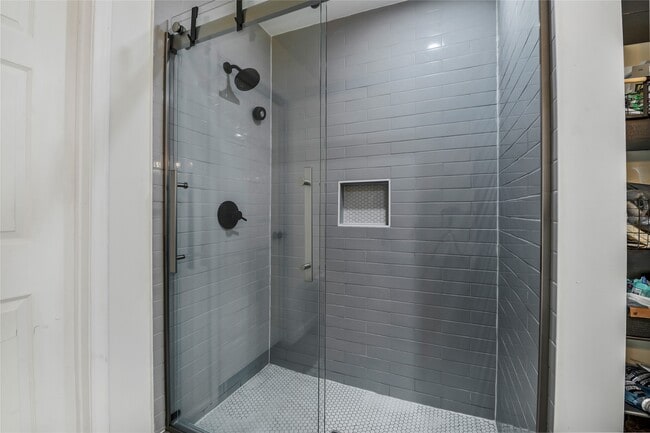 Building Photo - 2550 Roy Cir