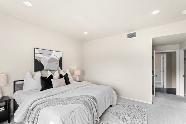 Building Photo - Easy Living with Modern Touches in a Prime...