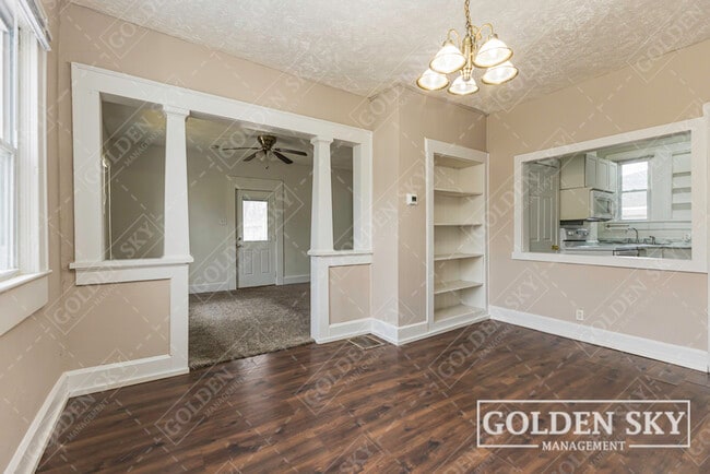 Building Photo - 409 S Celia Ave