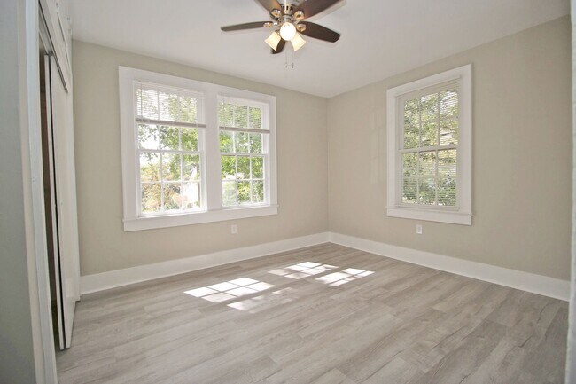 Building Photo - Spacious Student Home in Melrose Heights –...