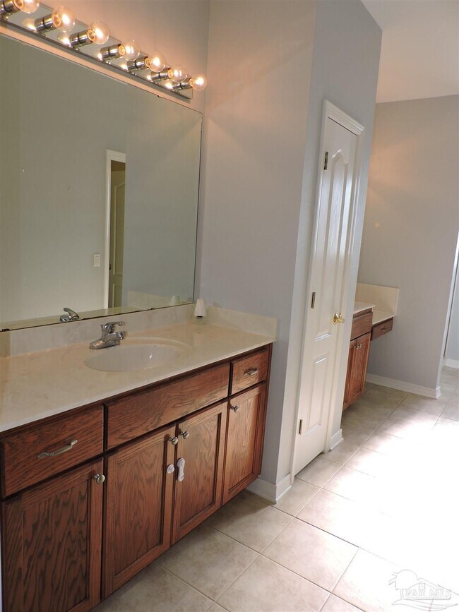 Building Photo - 4986 Vizcaya Dr