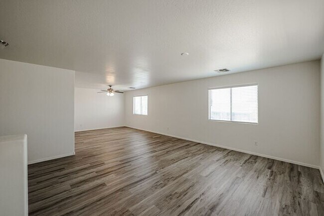 Building Photo - COMING SOON !! 4 BED 2.5 BATH, 2200+ SFT IN CAMELBACK RANCH, PHOENIX