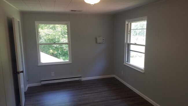 Building Photo - 926 Cedar Dr