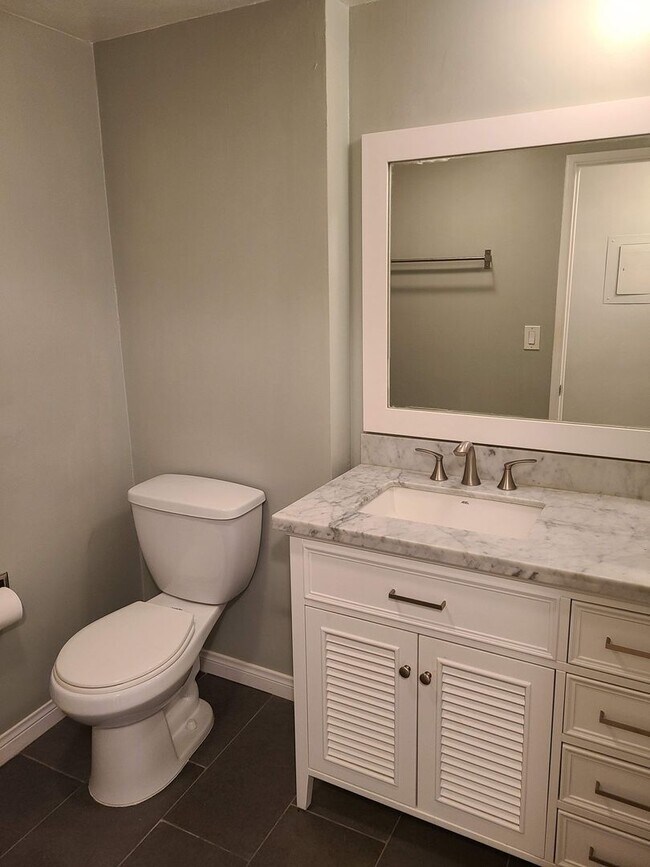 Building Photo - 1200