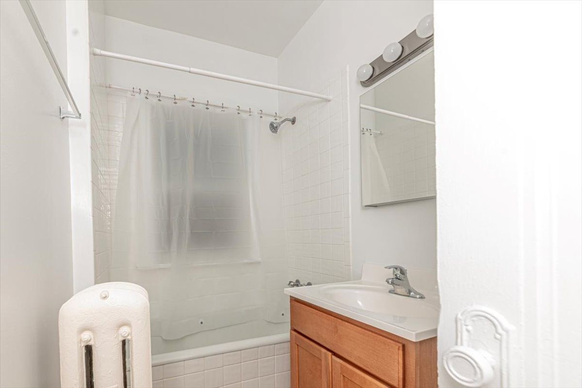 Building Photo - 735 Hinman Ave